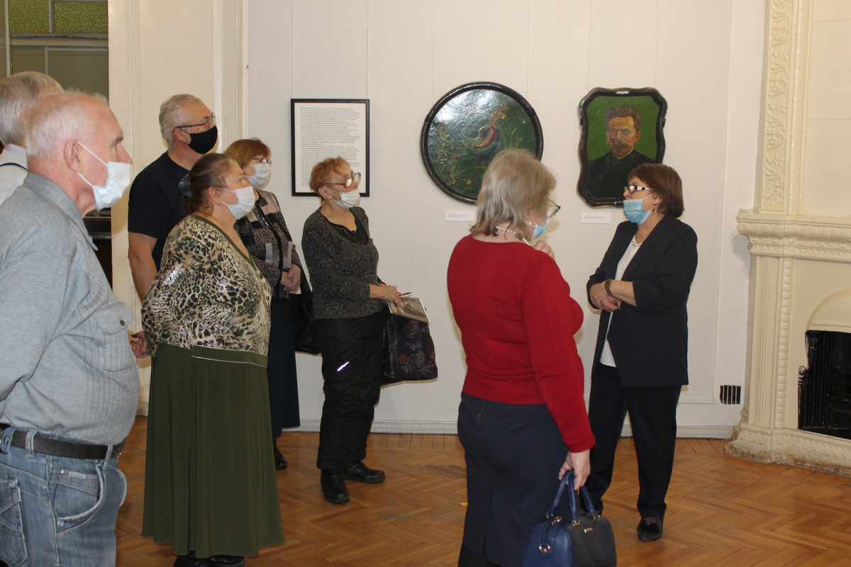 А.Х. Фахретденова проводит экскурсию по выставке