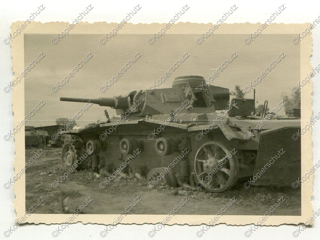 Foto, zerstörter Panzer III zwischen Stalino & L