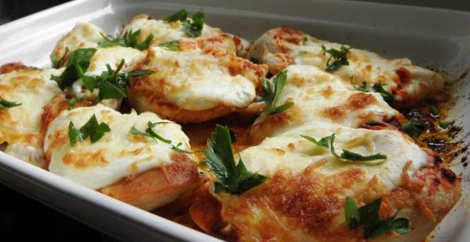 Hähnchenbrust mit saurer Sahne und Käse Hähnchenbrust mit saurer Sahne und Käse