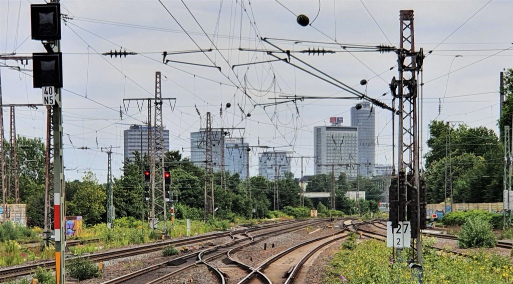 2022-06-21-essen-skyline-bahnansicht-west-hh-2.jpg