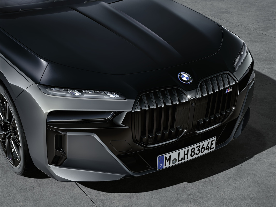 P90458843_highRes_the-new-bmw-m760e-xd
