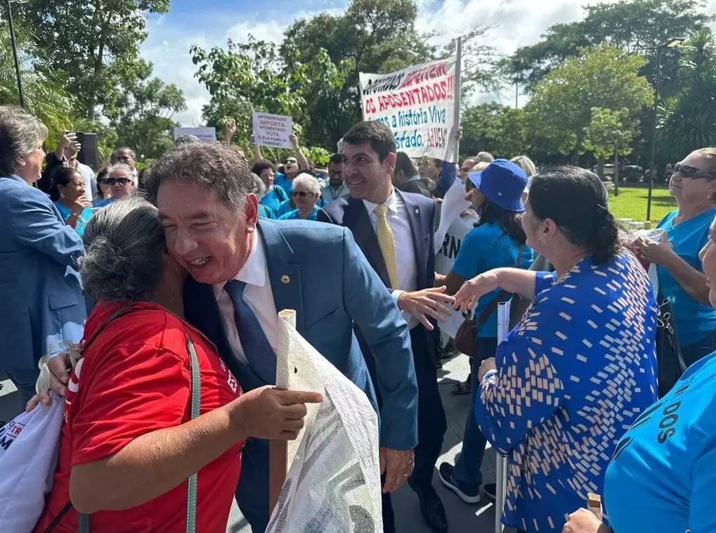 Presidente da Alems, Gerson Claro Dino e outros deputados também cumprimentam aposentados ©Marcos Maluf