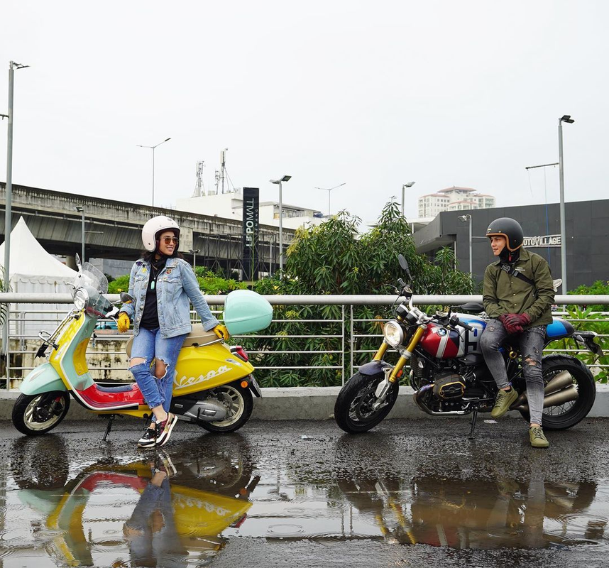Ussy Sulistiawaty bersama Andhika Pratama bergaya di atas motor
