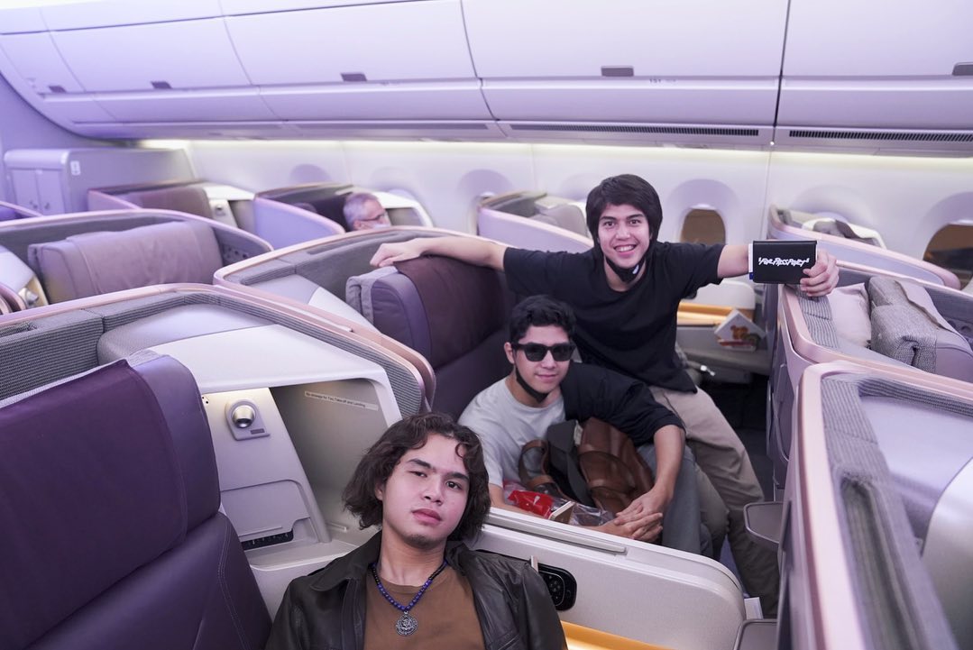 Potret Al, El, dan dul naik pesawat kelas eksklufis saat hendak terbang liburan ke New York.