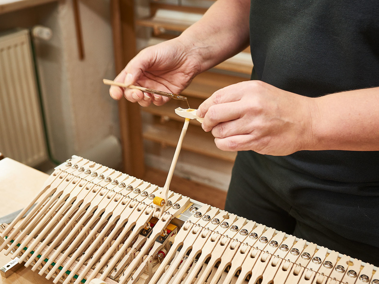 Artes�o B�sendorfer montando manualmente a mec�nica do piano
