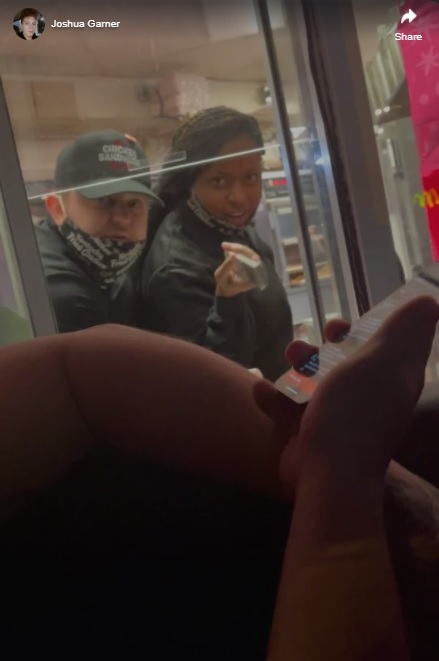 Tangkapan layar video karyawan KFC di AS menghina pasangan gay.