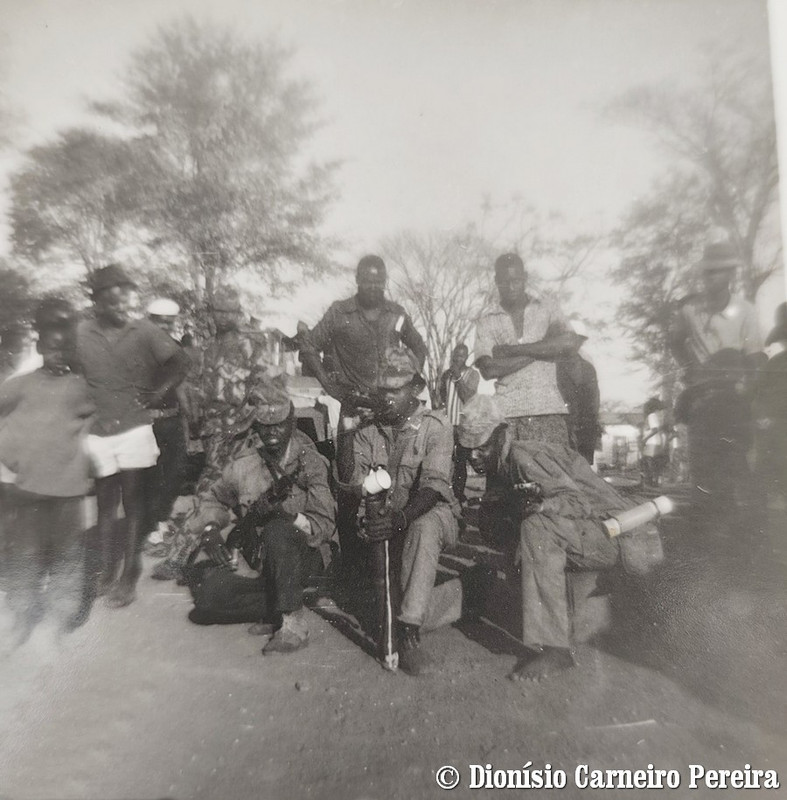 Com-guerrilheiros-da-Frelimo-4