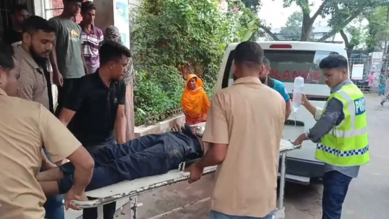 ব্রাহ্মণবাড়িয়ায় পুলিশের পিকআপ ভ্যান খাদে, পুলিশ-আসামিসহ আহত ৫