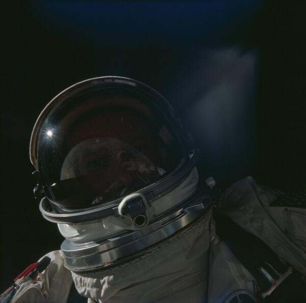 0-Buzz-Aldrin-taking-a-selfie-in-space-1966.jpg