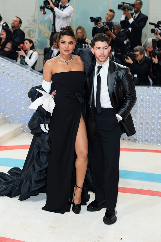Met Gala 2023, Rihanna e le altre star in Valentino Met Gala 2023, Rihanna e le altre star in Valentino