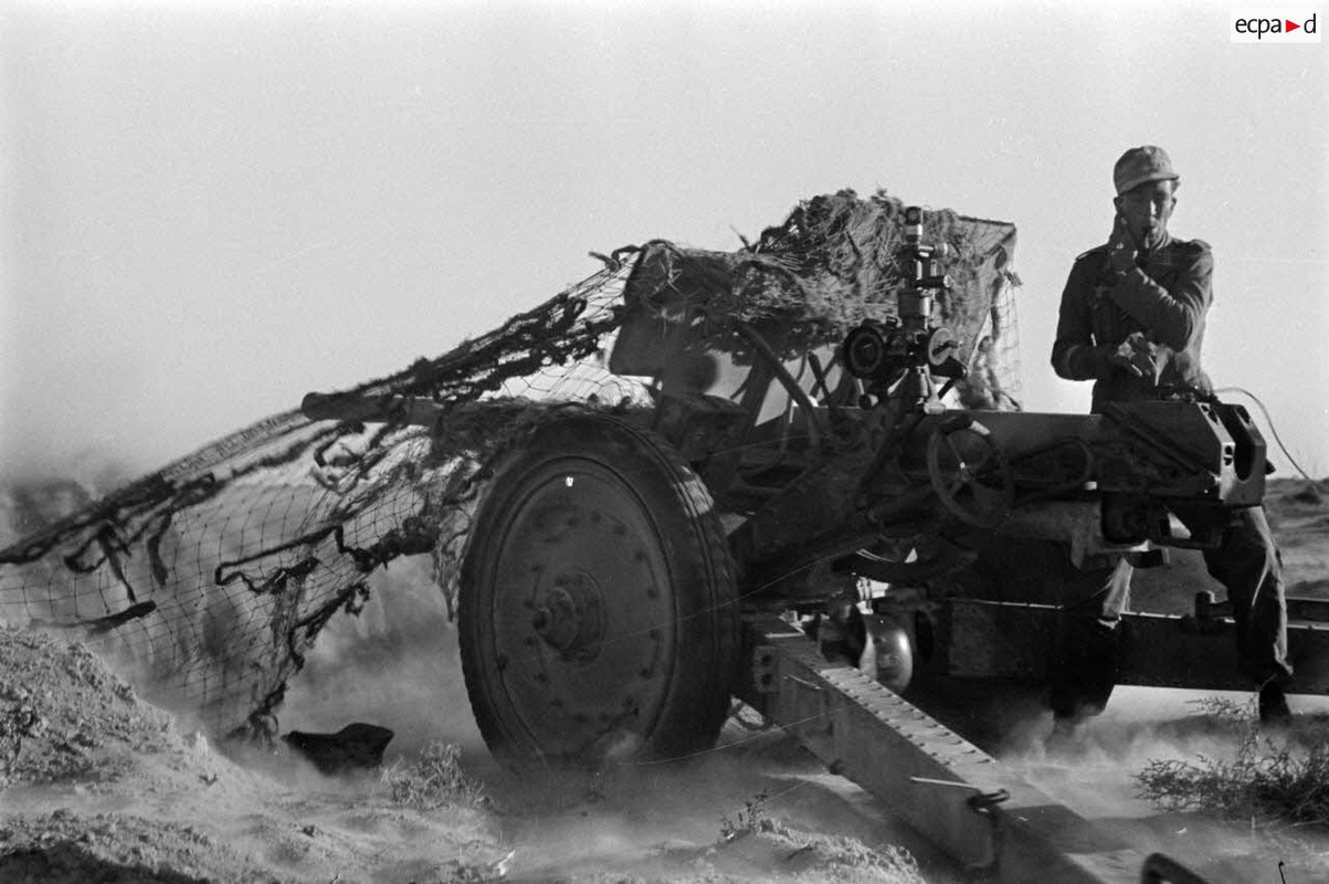 Une pièce Pak 36 (r) de 76,2 mm d'origine soviétique en action.10