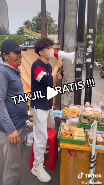Borong dagangan, pemuda ini jual lagi takjil belanjaannya gratis