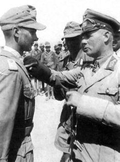 Günter Halm recibe la Cruz de Caballero de manos de Erwin Rommel Günter Halm recibe la Cruz de Caballero de manos de Erwin Rommel