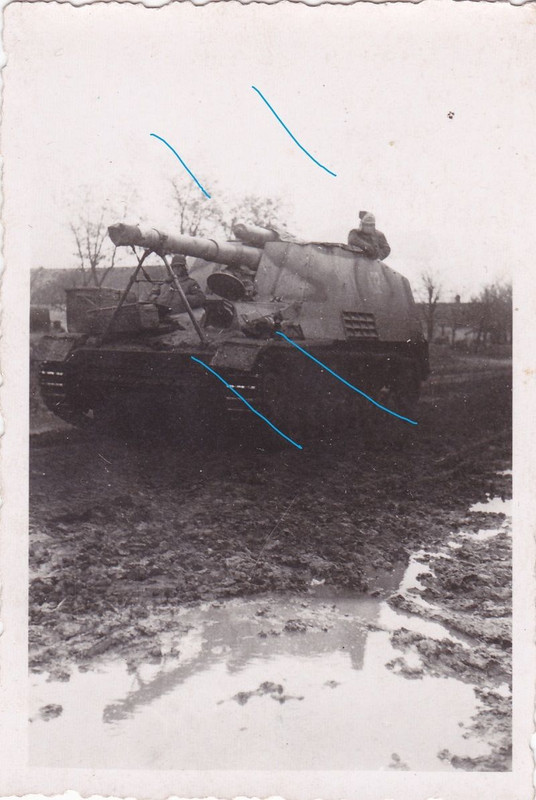 Panzerhaubitze Hummel (Sd.Kfz. 165) beim vormars
