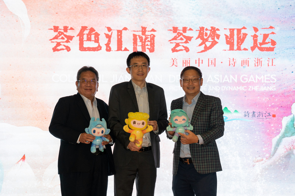 (Left to right) Paul Paw, Zhang Jiexin and Datuk Keith Li take photo with 2022 Asian Games mascots.