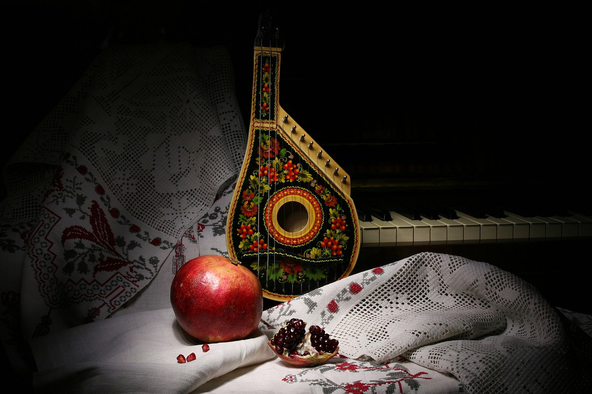 red-musical-still-life-4782384-1280.jpg