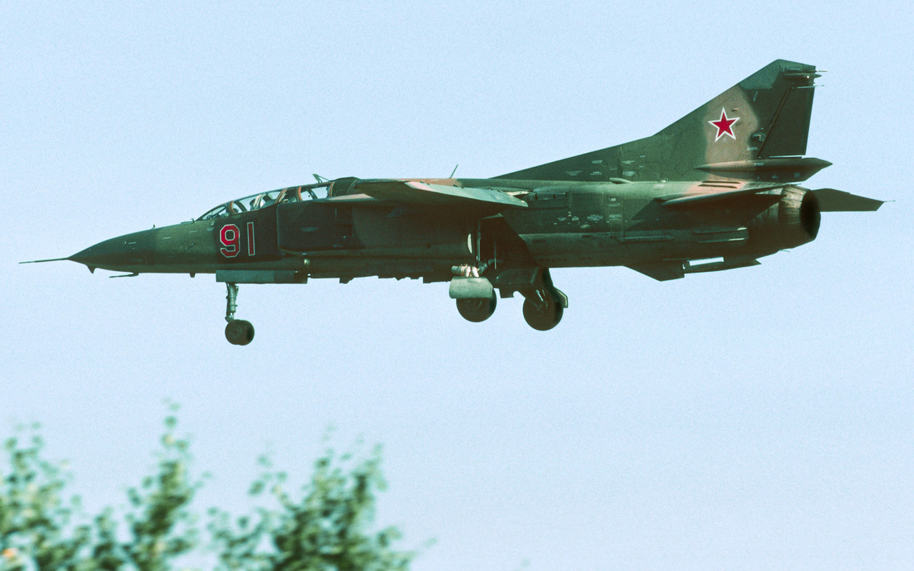 833 IAP Mig-23UB 91 Red_0903611_27.08.1991