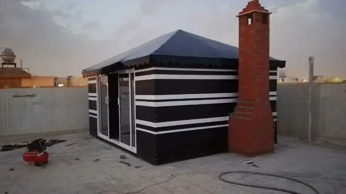 مجلس خارجي مع أعمدة رخامية