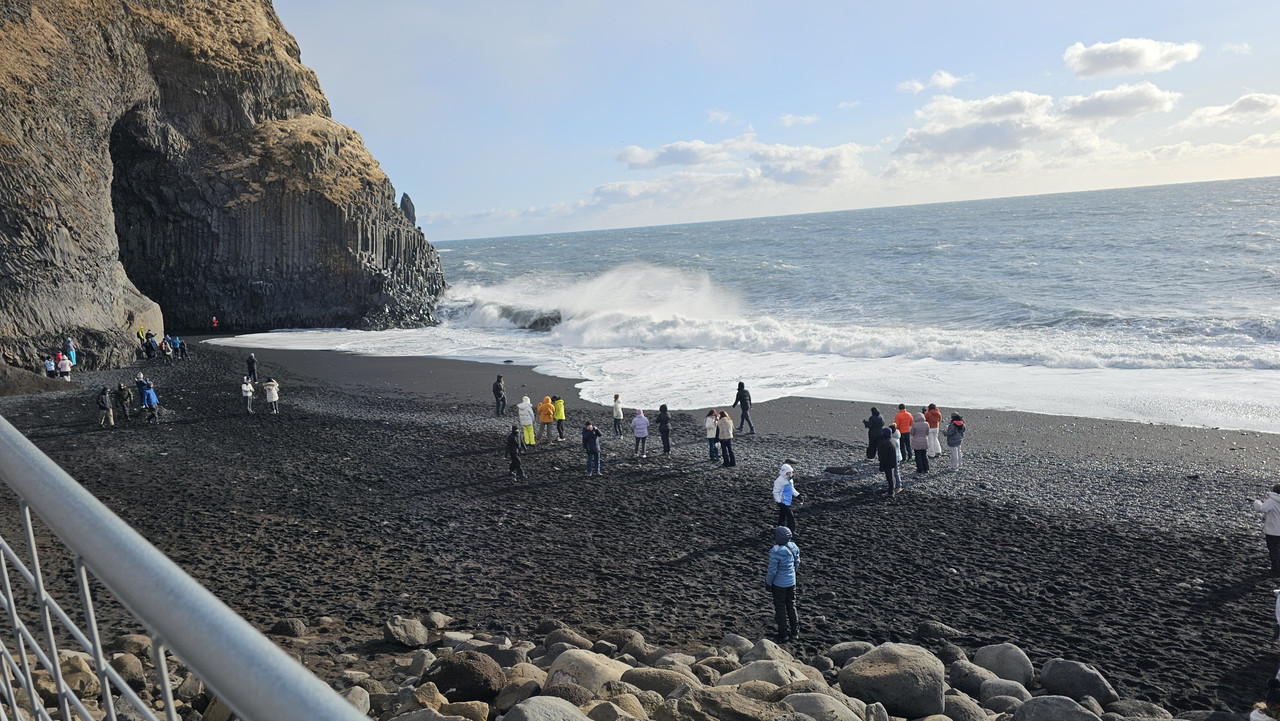 旁邊的玄武岩，可以看到沙灘上人不少