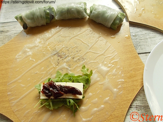 Спринг-роллы с брынзой и черносливом