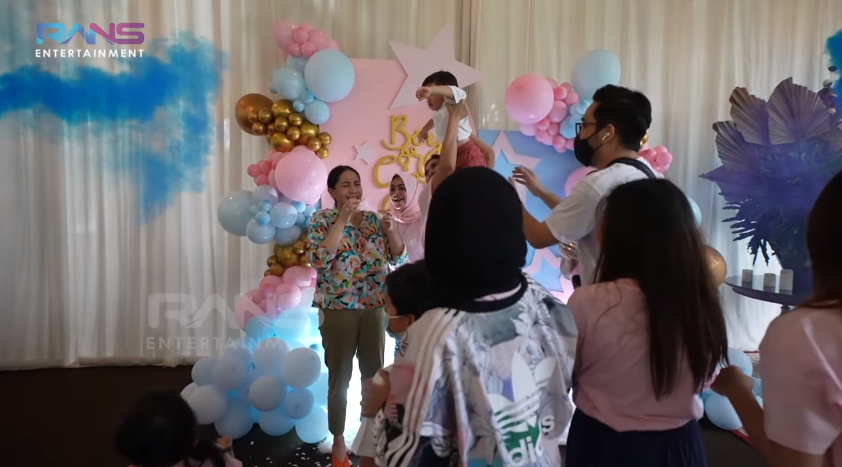 Nagita Slavina menangis haru saat tahu anak keduanya diprediksi berjenis kelamin laki-laki