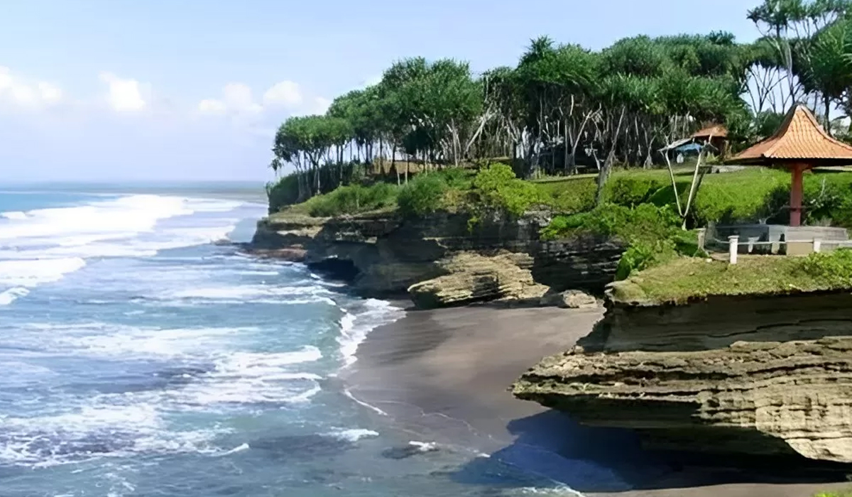 Gak Kalah Sama Bali, Pantai Lugina Juga Punya Pesona yang Bikin Jatuh Hati!