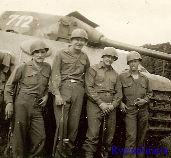 US Troops Pose w KO'd German Pzkw.V Panther Panzer Tank 712 (1)