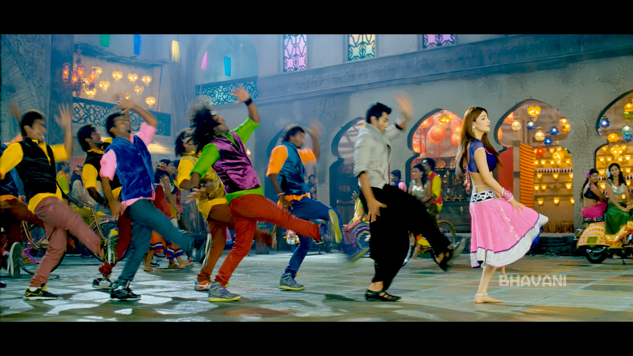 Shruti Haasan From Yevadu Hot Song 4K.mp4_snapshot_00.57.846