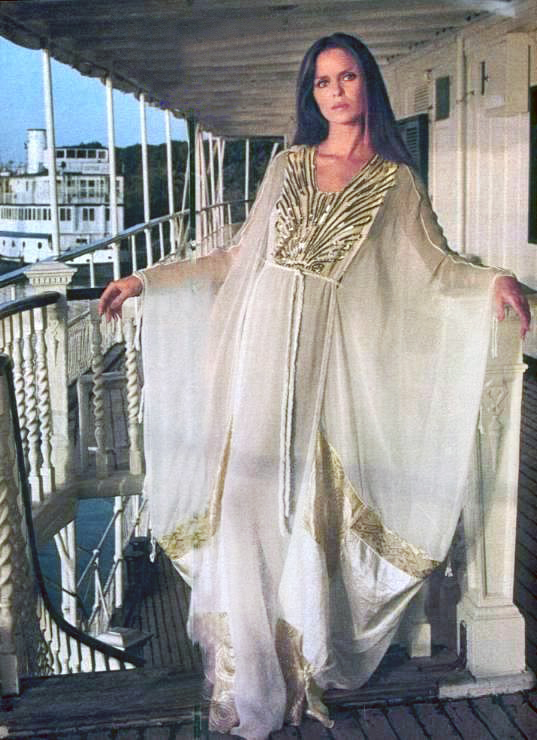 Barbara_Bach_b15