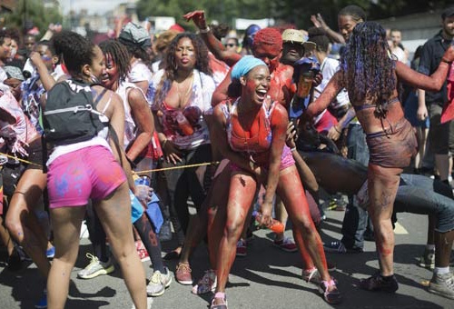 http://img.plug.it/sg/viaggi2008/upload/lon/londra-carnevale-notting-hill-ragazze-brasiliane.jpg