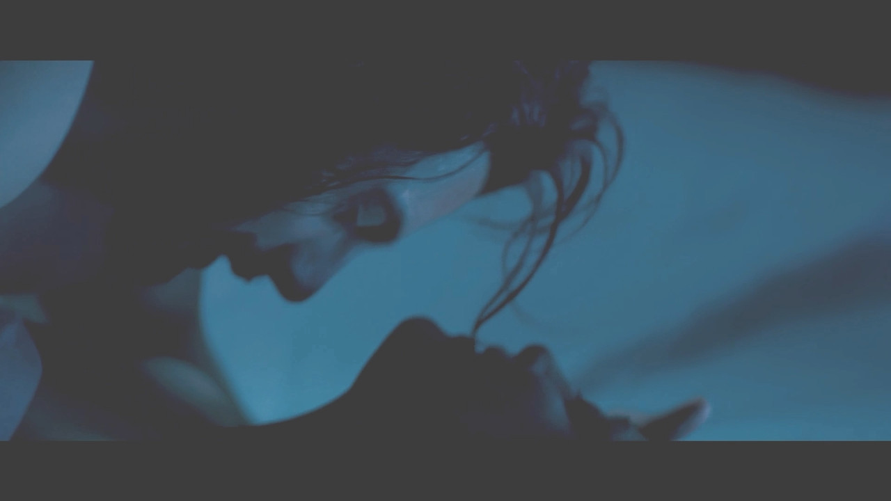 Raima Sen Hot Navel From Mirch 2010 1080p Light Version.mp4_snapshot_02.14_[2020.12.02_20.41.46]