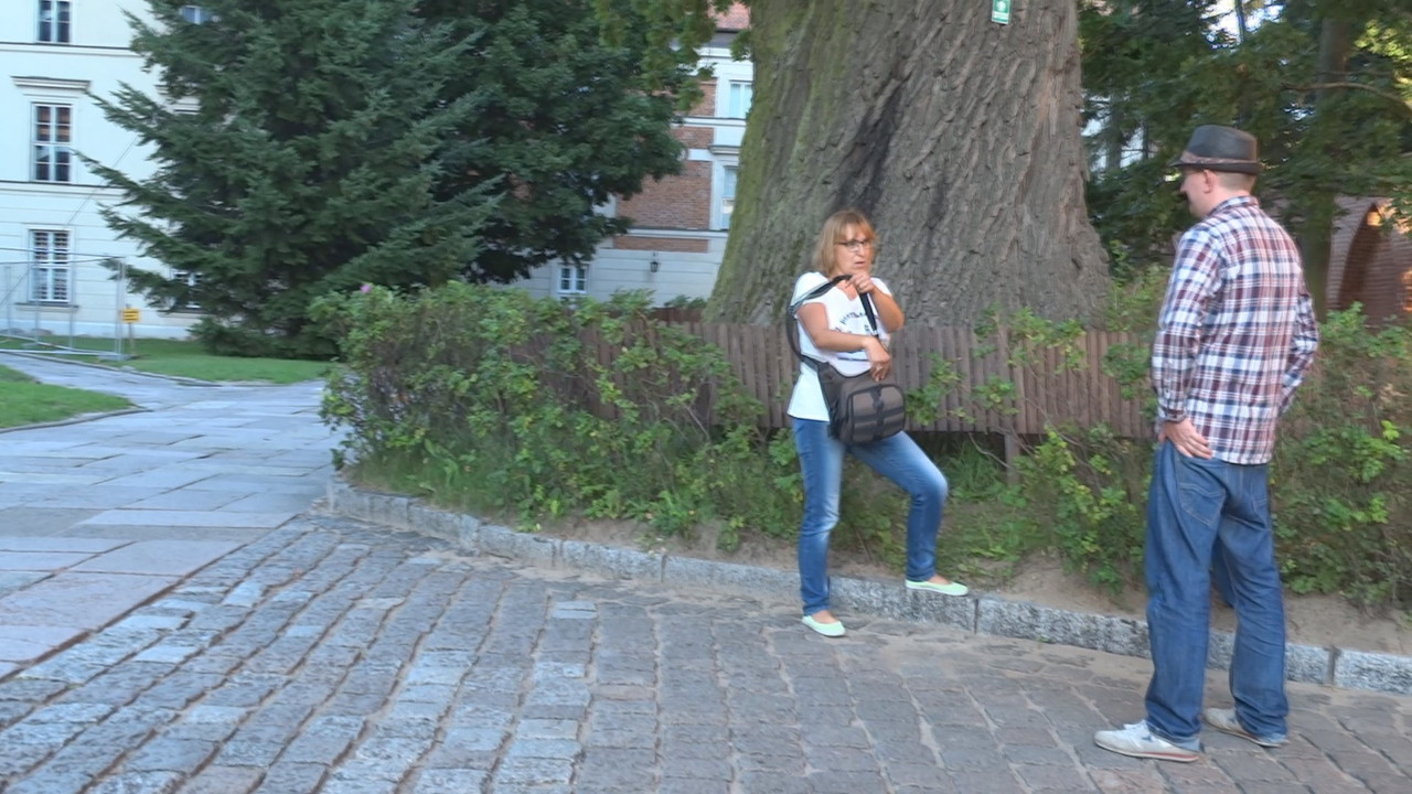 33.35 - Scenku na katedralnym dziedzińcu_003590