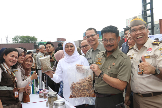 Bersama Mentan RI, Gubernur Khofifah Lepas Ekspor Komoditas Pertanian Jatim dengan Total Nilai Rp 805 Miliar