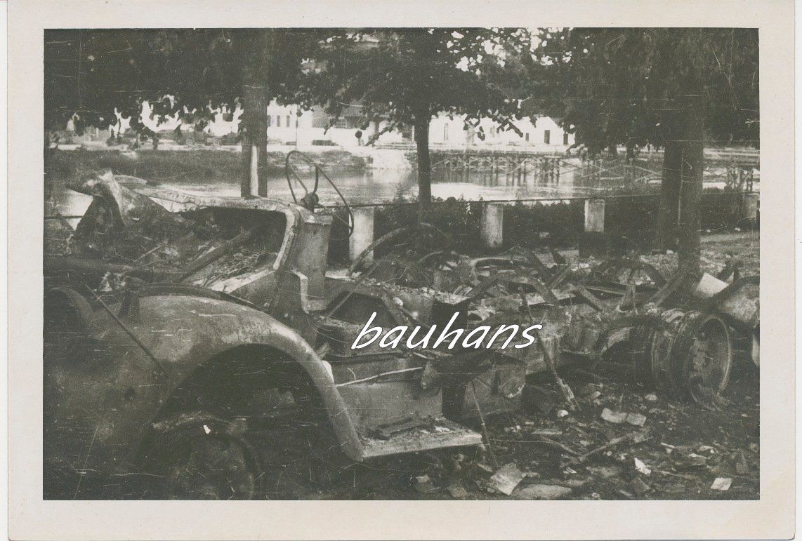 Foto Frankreich zerstörte Häuser und KFZ- Ort