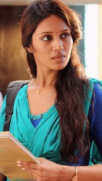 Nivetha-Pethuraj-Churidar-Tamil-Heroine-Exposing-Boobs-Scenes-(1).gif