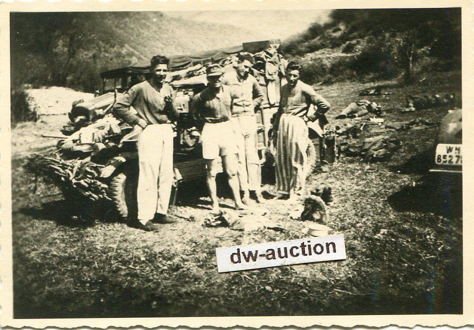 Ialien , Soldaten vor Kübelwagen