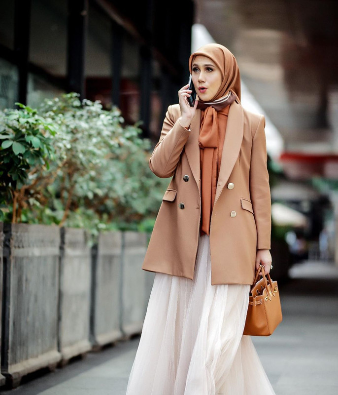 7 Potret gaya berbalut hijab ala Marini Zumarnis, stylish abis