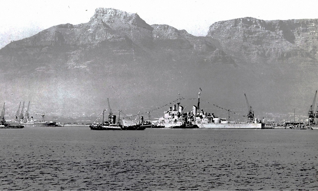 https://i.postimg.cc/FKLvZwkL/HMS-Vanguard-vo-vrema-vizita-v-Uznuu-Afriku-17-fevrala-1947.jpg