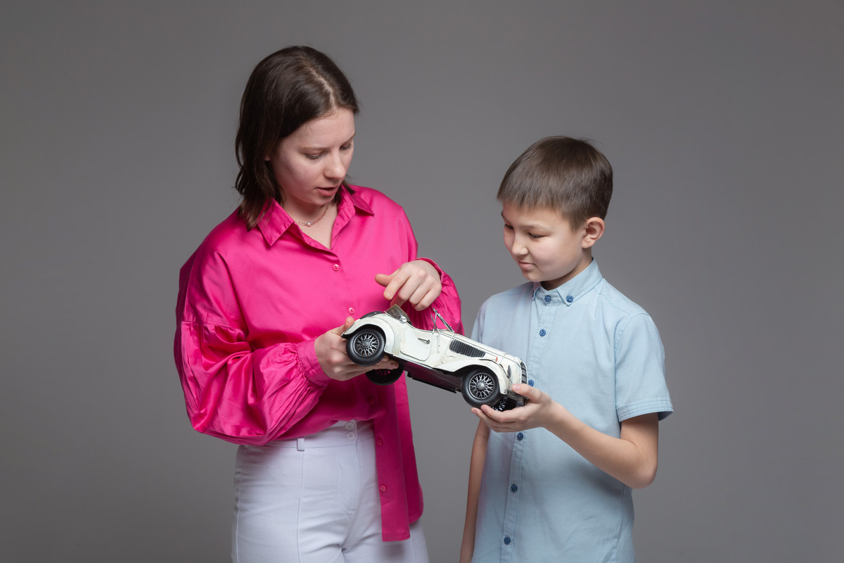 Онлайн-занятие: ребёнок выполняет задание с педагогом