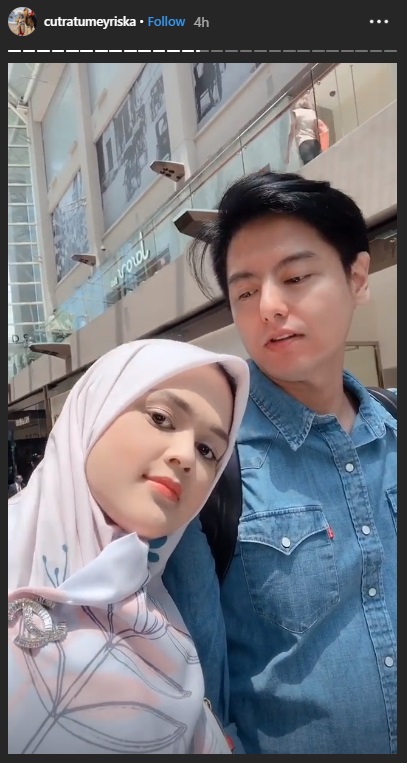 Cut Meyriska dan Roger Danuarta belanja di The Shoppes