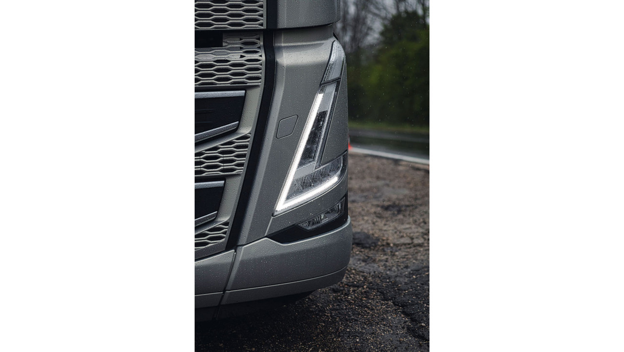 1860x1050-R2A1326-FH-close-up-headlight