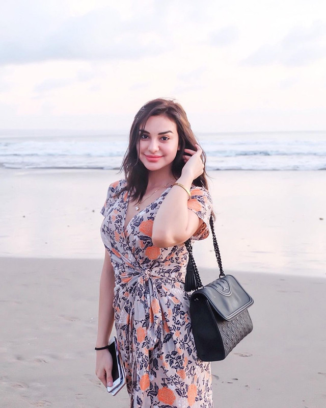 Potret cantik Nora Alexandra saat liburan menjelajahi pantai.