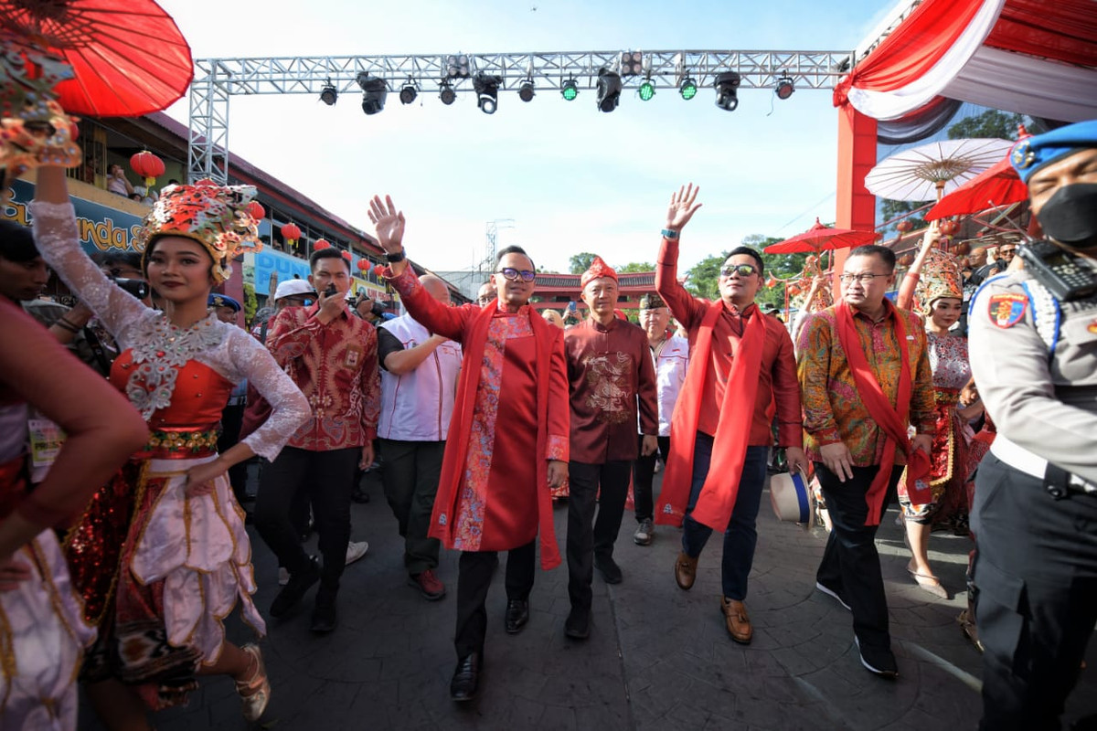 Gubernur Jawa Barat, Ridwan Kamil dan Wali Kota Bogor, Bima Arya menghadiri perayaan Cap Go Meh di Bogor pada Minggu (5/2/2023) kemarin.