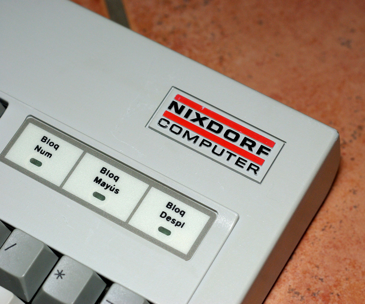 GIẢI MÃ NIXDORF BLACK – TẠI SAO ĐÂY LÀ PHIÊN BẢN CHERRY MX BLACK ĐẮT ĐỎ NHẤT?