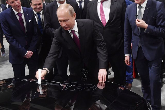 90-ieji jau atėjo į Pederopą: „Mercedes“ pardavė savo būstinę, nebus kam gaminti tankų