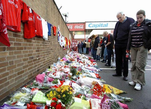 [Image: Brian-Clough-tributes-at-the-City-Ground.jpg]