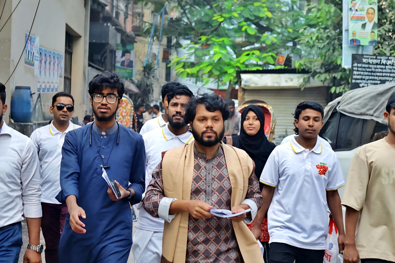 ওসমান হাদি জনসভায় ভাষণ দিচ্ছেন