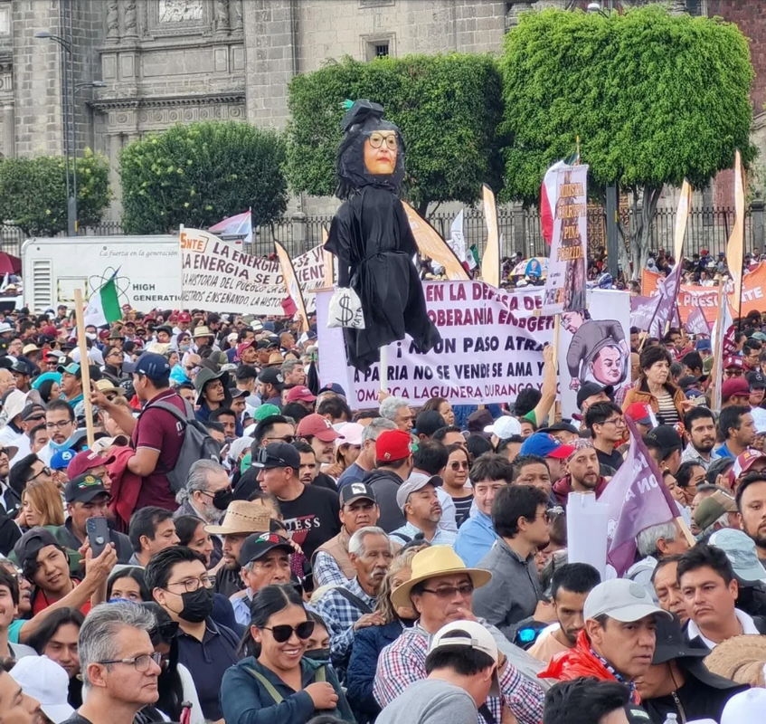 AMLO condena quema de efigie de la ministra Norma Piña en mitin del 18M