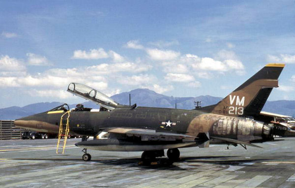 [Image: F-100-F-352-TFS-35-TFW-Phan-Rang-1971.jpg]