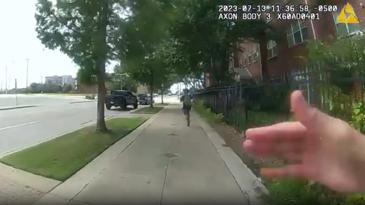 ¡Cómo superhéroe! Conductor se detuvo para someter a un ladrón: video